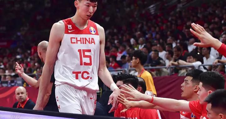 好莱坞打算拍摄一部讲述越战时代，美国一支精英小队前去越南东南部履行尽密使命的战争片，片名《热带惊雷》。该片耗资庞大，排场壮不雅，号称有史以来最贵的越战影片，并云集了塔克·斯皮德曼（本·斯蒂勒 Ben Stiller 饰）、柯克·拉扎鲁斯（小罗伯特·唐尼 Robert Downey Jr. 饰）、杰夫·波特尼（杰克·布莱克 Jack Black 饰）等过气或当红明星。为力图真实，导演达明·柯克伯恩（史蒂夫·库根 Steve Coogan 饰）乃至将剧组拉至东南亚进行拍摄。影片开拍伊始便状态不竭，争议话题频